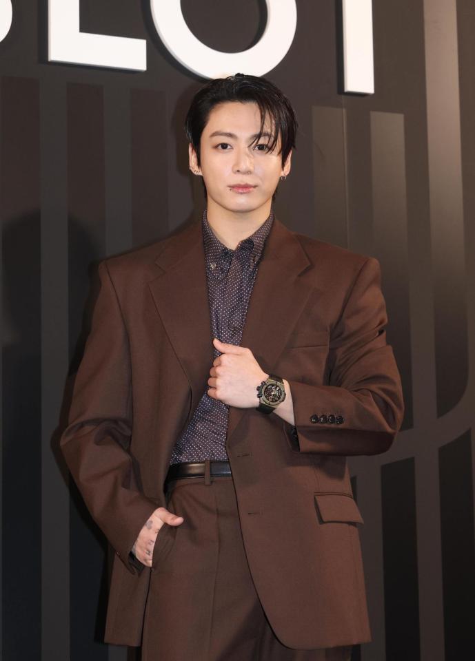 ポーズを決めるジョングク（撮影・佐々木彰尚）