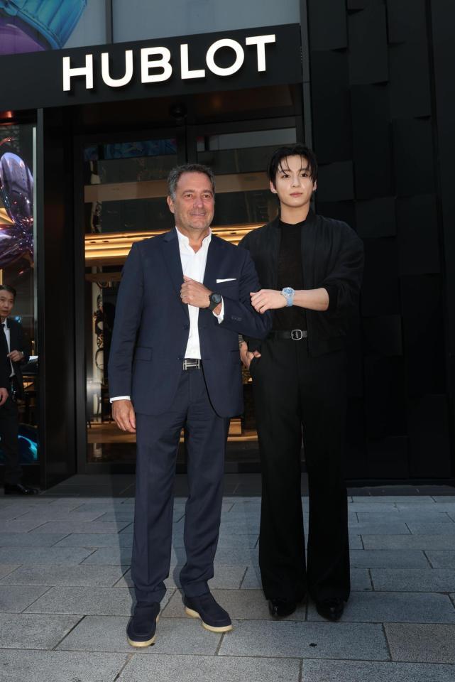 ウブロ　ジュリアン・トルナーレＣＥＯ（左）と並ぶジョングク＝東京・銀座（撮影・佐々木彰尚）