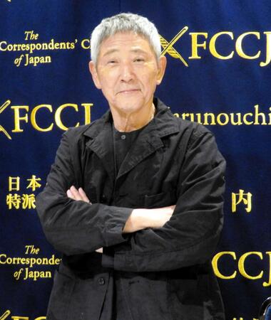 笑顔を見せる小林薫