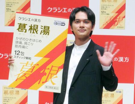 手を振る北村匠海