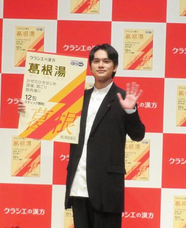 手を振る北村匠海