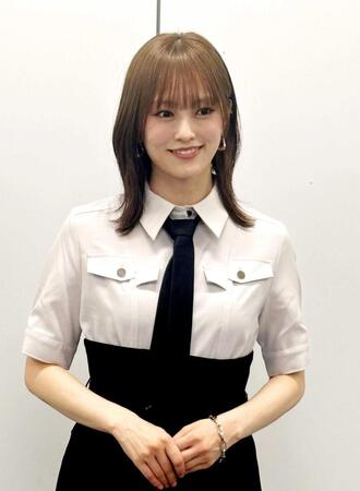 取材会で笑顔を見せる山本彩