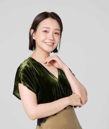 笑顔でポーズをとる奈緒（撮影・金田祐二）