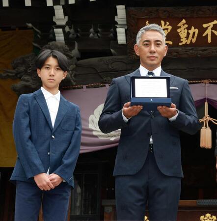 映画「襲名」の大ヒット祈願を行った（左から）市川新之助、市川團十郎＝９月１８日