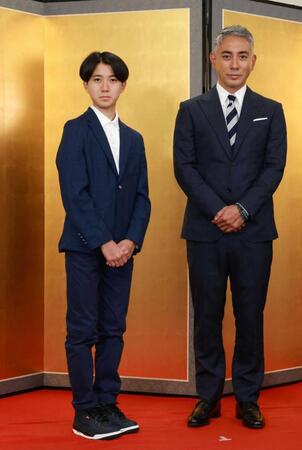 映画「襲名」の大ヒット祈願を行った市川新之助、市川團十郎＝９月１８日