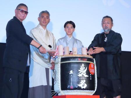 映画「襲名」の初日舞台あいさつに登壇した（左から）三池崇史監督、市川團十郎、市川新之助、美術家・村上隆氏