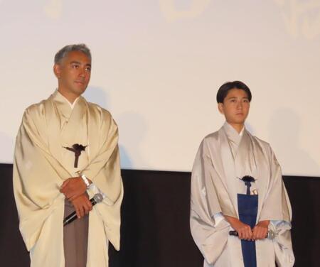 映画「襲名」の初日舞台あいさつに登壇した市川團十郎（左）と市川新之助