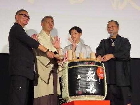 映画「襲名」の初日舞台あいさつに登壇した（左から）三池崇史監督、市川團十郎、市川新之助、美術家・村上隆氏