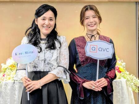 トークショーを行った（左から）牛窪恵氏、スザンヌ＝都内