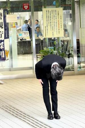 釈放され、頭を下げるｔｉｍｅｌｅｓｚの猪俣周杜容疑者＝湾岸署