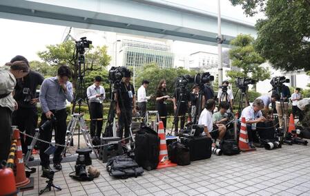 多くの報道陣が集まる湾岸署