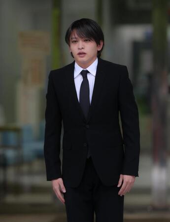 釈放された猪俣周杜（撮影・石井剣太郎）