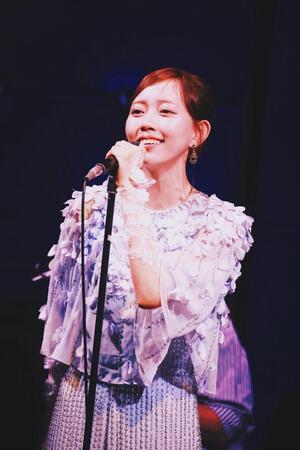 熱唱する野島樺乃©２０２６　Ｚｅｓｔ，Ｉｎｃ．　