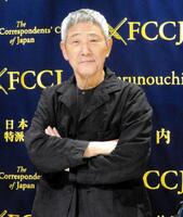 笑顔を見せる小林薫