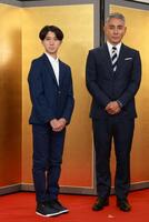 映画「襲名」の大ヒット祈願を行った市川新之助、市川團十郎＝９月１８日