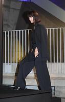 登壇する山本美月＝東京・ＧＩＮＺＡ　ＳＯＮＹ　ＰＡＲＫ（撮影・佐々木彰尚）