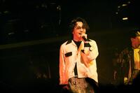 パフォーマンスを行う三浦大知