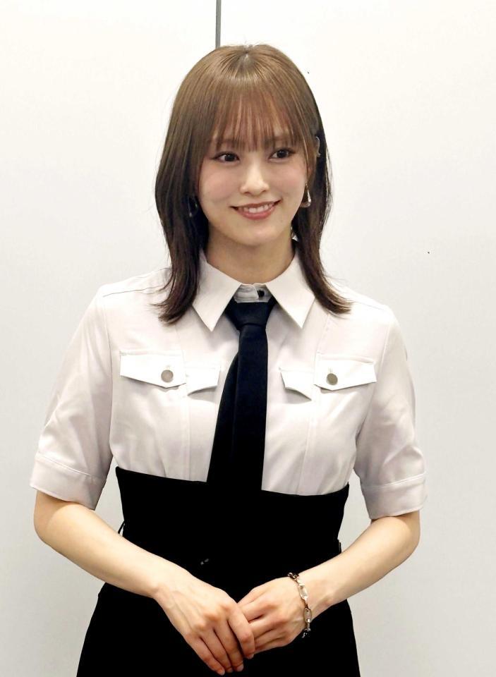 取材会で笑顔を見せる山本彩
