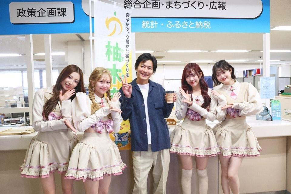 撮影現場にバニララテを差し入れして野村周平（中央）と記念撮影をする＠ｏｎｅｆｉｖｅ