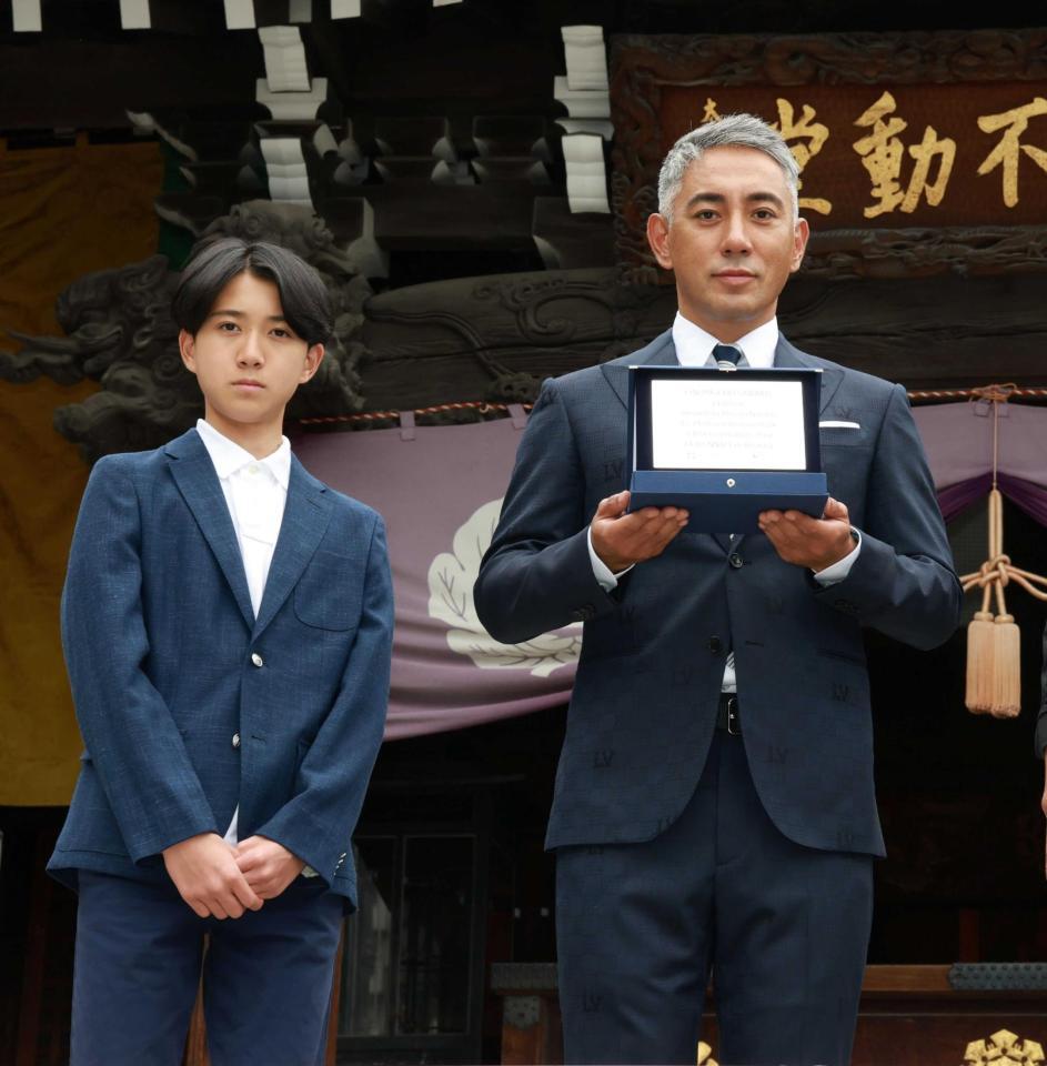 映画「襲名」の大ヒット祈願を行った（左から）市川新之助、市川團十郎＝９月１８日