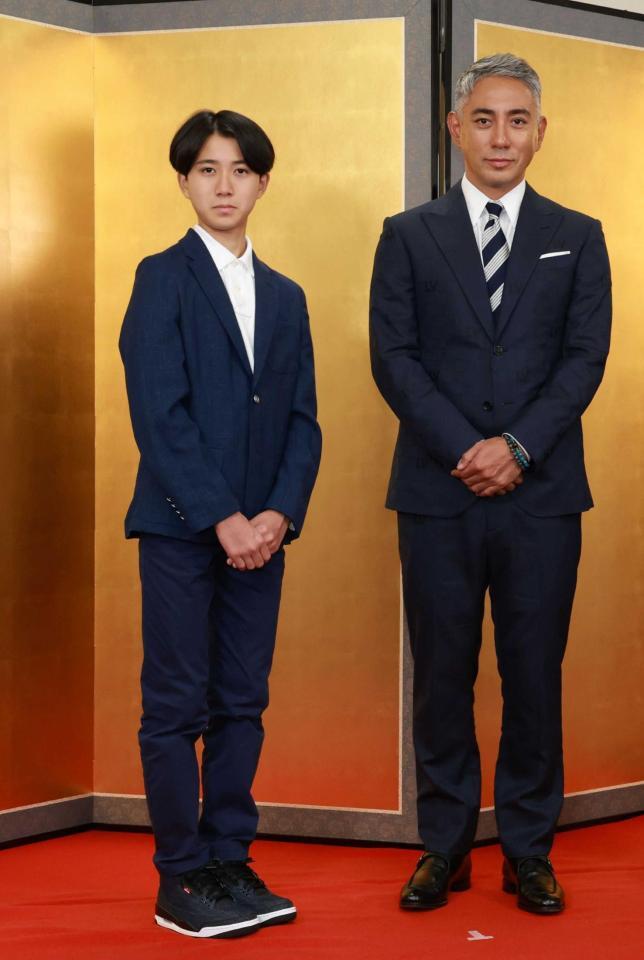 映画「襲名」の大ヒット祈願を行った市川新之助、市川團十郎＝９月１８日