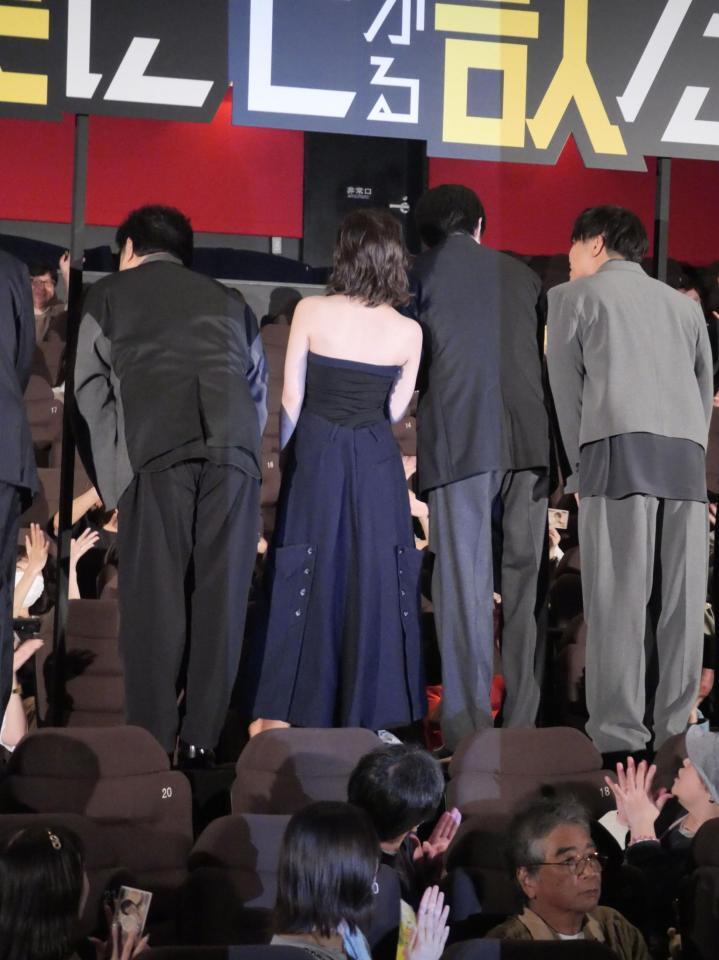 観客にあいさつする（左から）小手伸也、森七菜、鈴鹿央士、成宮寛貴