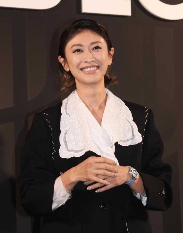 笑顔を見せる山田優（撮影・佐々木彰尚）