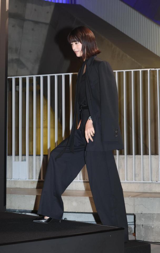 登壇する山本美月＝東京・ＧＩＮＺＡ　ＳＯＮＹ　ＰＡＲＫ（撮影・佐々木彰尚）