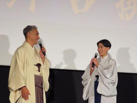 映画「襲名」の初日舞台あいさつに登場した市川團十郎（左）と市川新之助親子