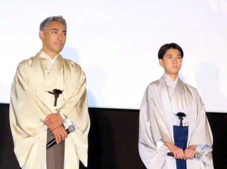初日舞台あいさつに登壇した市川團十郎（左）と長男の市川新之助　