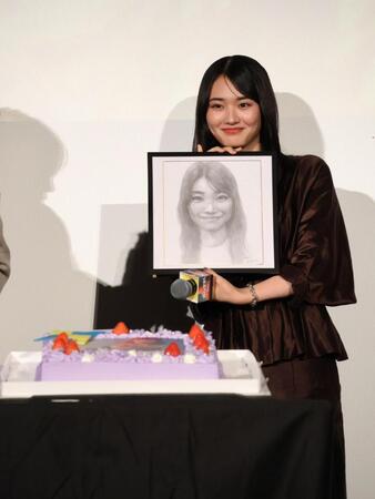 サプライズで誕生日をお祝いされ、門脇監督から似顔絵をプレゼントされ笑顔の山﨑天