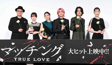 バラを手にポーズを決める（左から）内田英治監督、豊嶋花、土屋太鳳、佐久間大介、倉悠貴、真飛聖（撮影・園田高夫）　