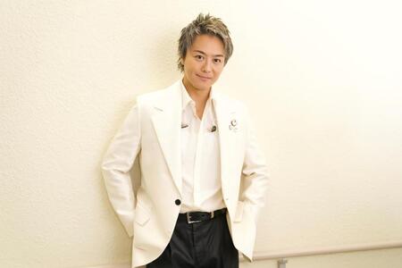 アニバーサリーライブの本番前に笑顔を浮かべたＴＡＫＡＨＩＲＯ