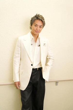 アニバーサリーライブの本番前に笑顔を浮かべたＴＡＫＡＨＩＲＯ