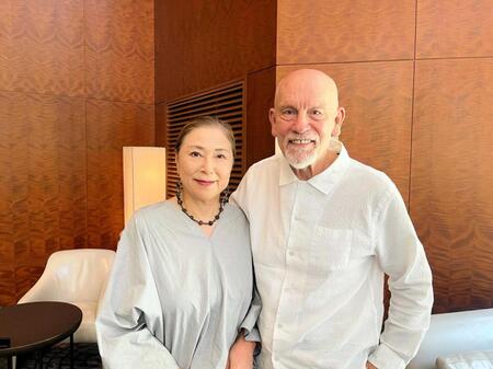 脚色と演出を手がけるジョン・マルコヴィッチ（右）と桐野夏生氏