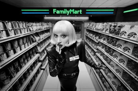 ファミリーマートの店内デジタルサイネージに登場したレディー・ガガ