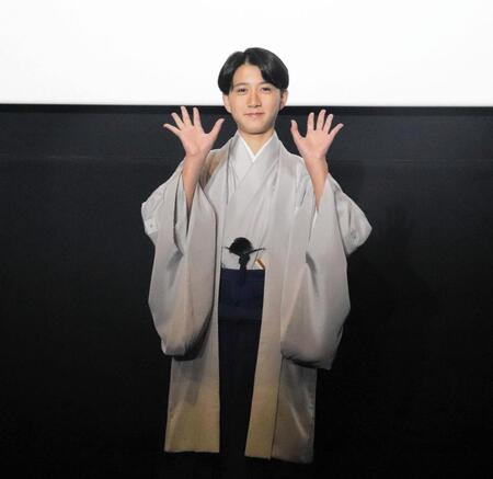 映画「襲名」の舞台あいさつに登場した市川新之助