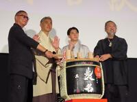 映画「襲名」の初日舞台あいさつに登壇した（左から）三池崇史監督、市川團十郎、市川新之助、美術家・村上隆氏