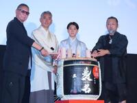 映画「襲名」の初日舞台あいさつに登壇した（左から）三池崇史監督、市川團十郎、市川新之助、美術家・村上隆氏
