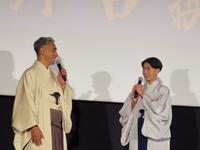 映画「襲名」の初日舞台あいさつに登場した市川團十郎（左）と市川新之助親子