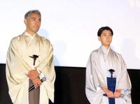 初日舞台あいさつに登壇した市川團十郎（左）と長男の市川新之助　