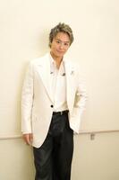 アニバーサリーライブの本番前に笑顔を浮かべたＴＡＫＡＨＩＲＯ