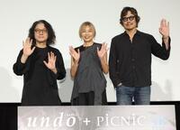 笑顔で手を振る（左から）岩井俊二監督、山口智子、豊川悦司（撮影・西岡正）