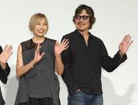 笑顔で手を振る山口智子（左）と豊川悦司（撮影・西岡正）