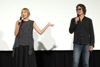トークする山口智子（左）と豊川悦司（撮影・西岡正）