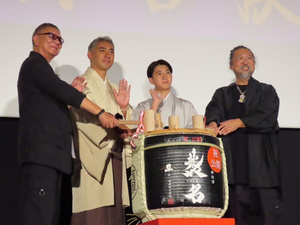 映画「襲名」の初日舞台あいさつに登壇した（左から）三池崇史監督、市川團十郎、市川新之助、美術家・村上隆氏