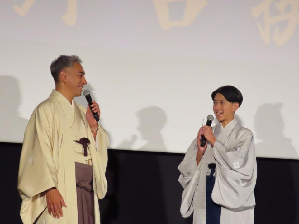 映画「襲名」の初日舞台あいさつに登場した市川團十郎（左）と市川新之助親子