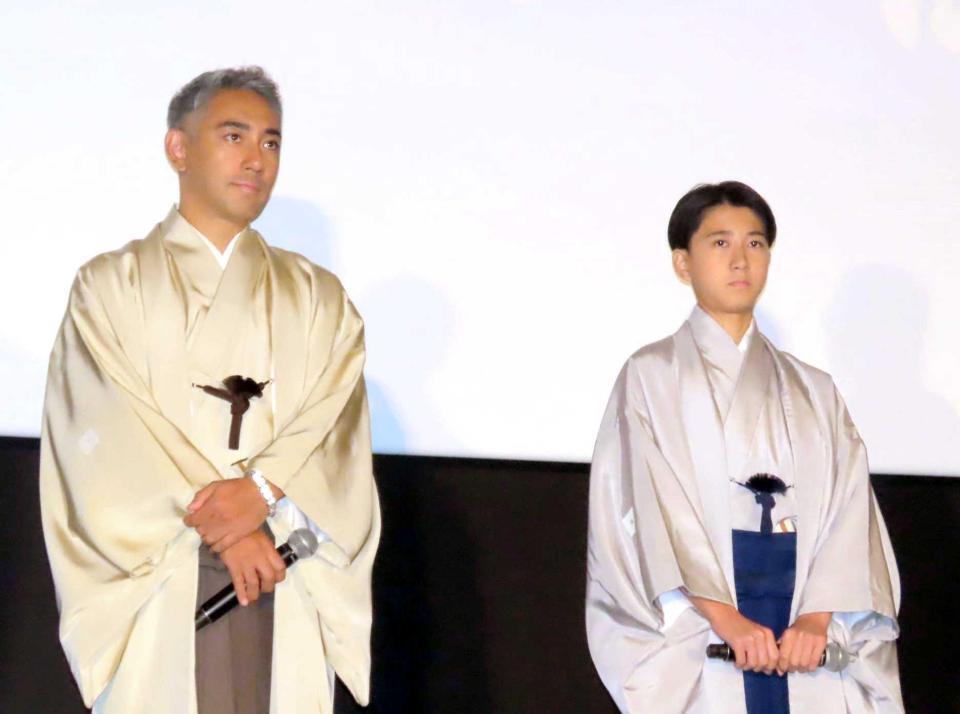 初日舞台あいさつに登壇した市川團十郎（左）と長男の市川新之助　