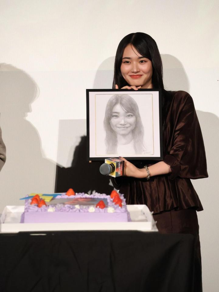 サプライズで誕生日をお祝いされ、門脇監督から似顔絵をプレゼントされ笑顔の山﨑天