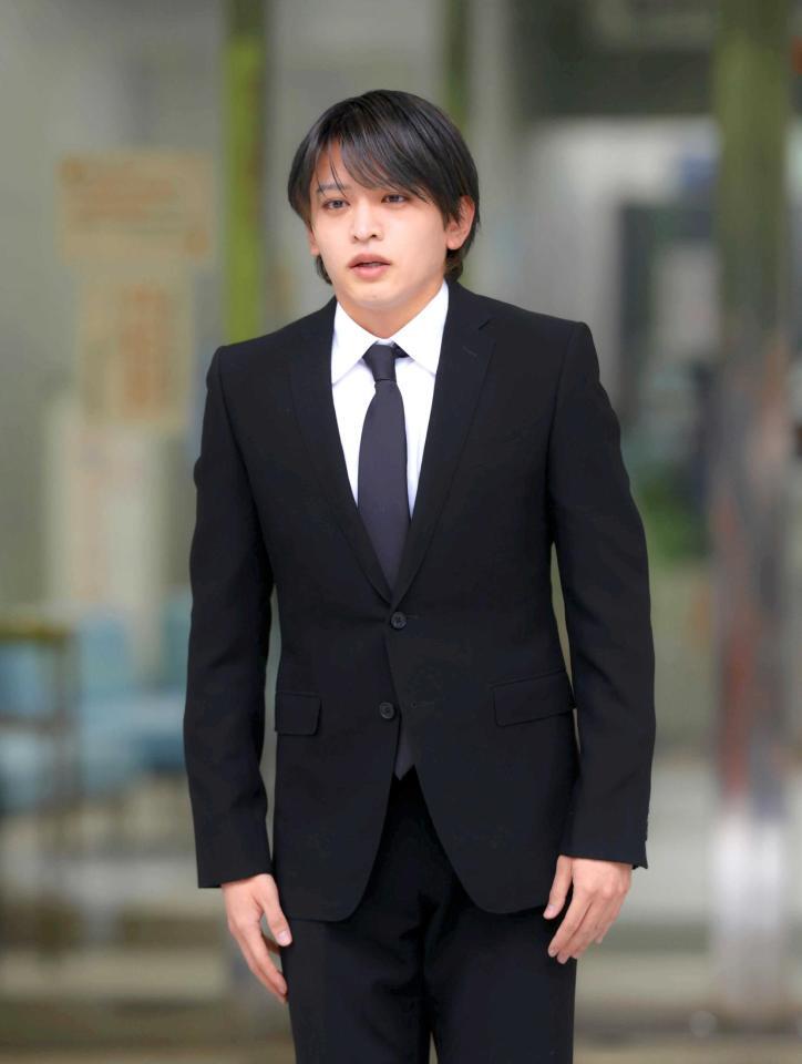 釈放されて謝罪の言葉を述べる猪俣周杜（撮影・石井剣太郎）　